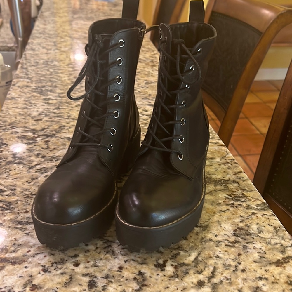 Dirty Laundry size 6.5. Like New